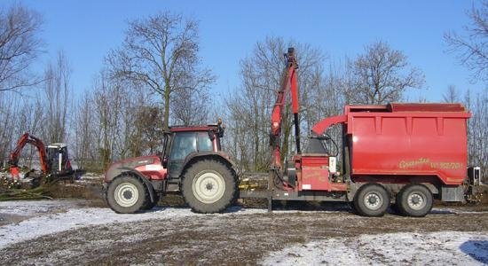 94-mobiele-houtversnipperaar-achter-tractor_0