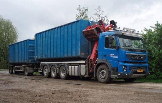 Truck met afzetcontainer en aanhanger